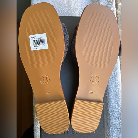 BNWT Tony Bianco ‘Assari’ Navy Shimmer Leather Flats - Picture 5 of 8